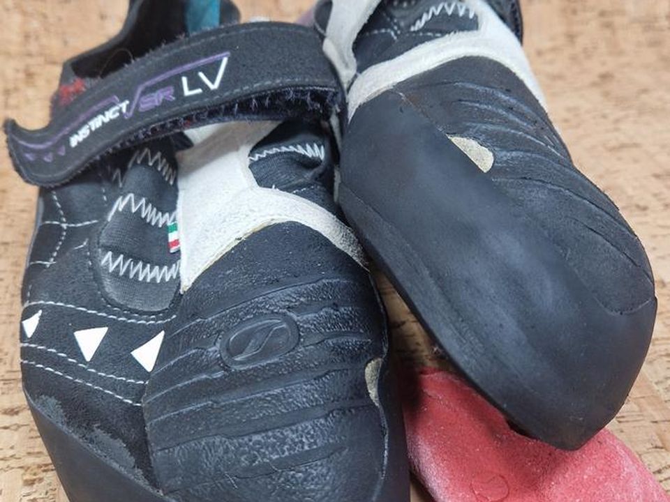 Scarpetta con punta arcuata e chiusura a velcro