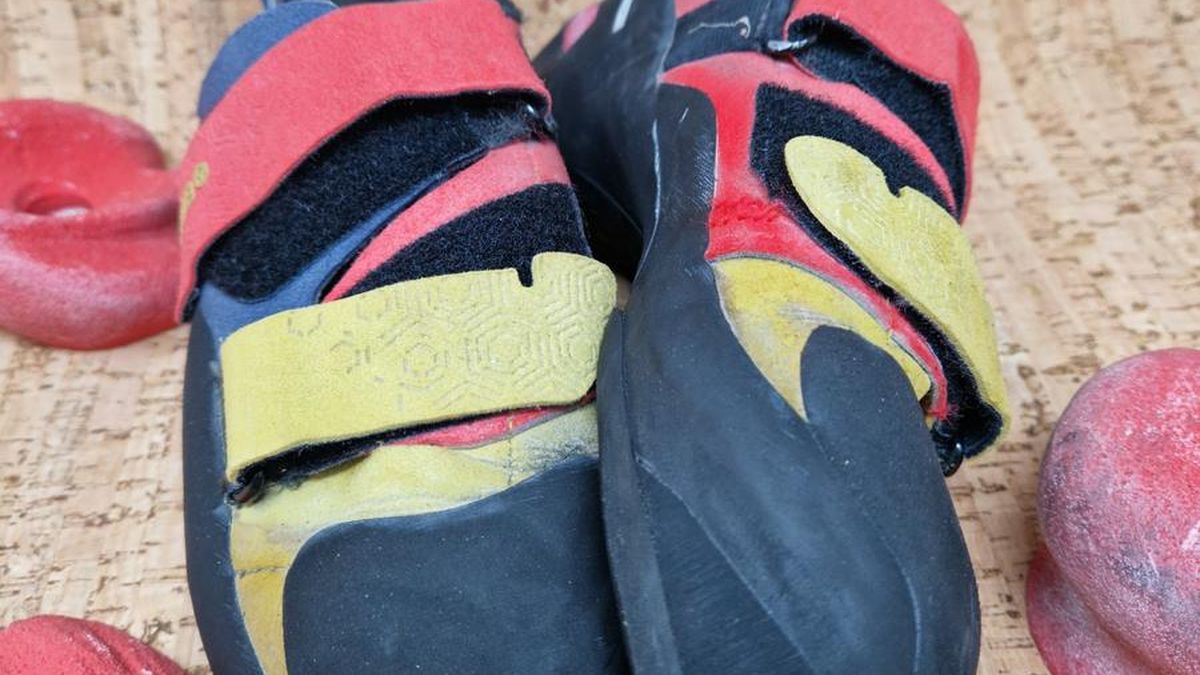 Paio di scarpette da arrampicata con chiusura a velcro su sughero