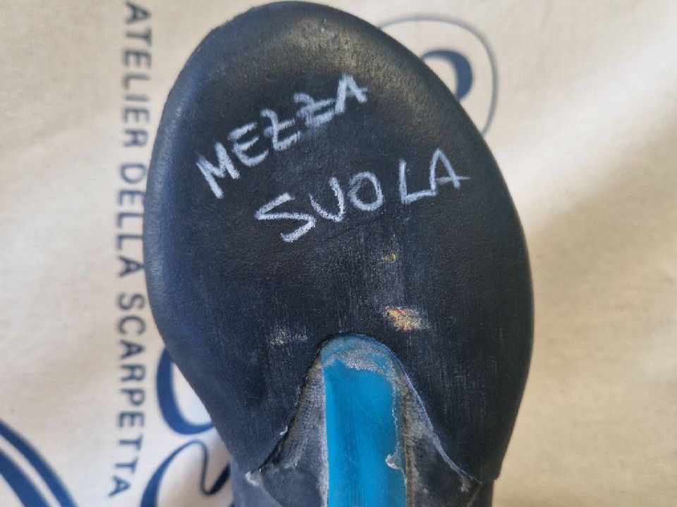 Scarpetta con la mezza suola segnata sulla punta